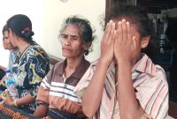 Korban pemerkosaan didampingi mama kandung dan keluarga sedang berada di Unit PPA Polres Sikka, Rabu (12/2)