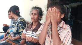 Korban pemerkosaan didampingi mama kandung dan keluarga sedang berada di Unit PPA Polres Sikka, Rabu (12/2)