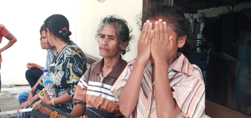 Korban pemerkosaan didampingi mama kandung dan keluarga sedang berada di Unit PPA Polres Sikka, Rabu (12/2)