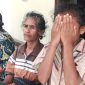Korban pemerkosaan didampingi mama kandung dan keluarga sedang berada di Unit PPA Polres Sikka, Rabu (12/2)