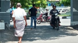Kakek terduga pelaku berjalan keluar dari halaman Mapolres Sikka, Kamis (13/2)