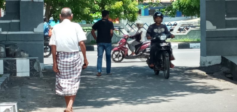 Kakek terduga pelaku berjalan keluar dari halaman Mapolres Sikka, Kamis (13/2)