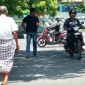 Kakek terduga pelaku berjalan keluar dari halaman Mapolres Sikka, Kamis (13/2)