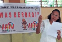 Katrin, penderita gangguan jiwa sedang membawakan puisi