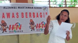 Katrin, penderita gangguan jiwa sedang membawakan puisi