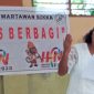 Katrin, penderita gangguan jiwa sedang membawakan puisi