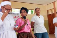 Sisilia Fina sedang menceritakan kisah hidupnya, Jumat (14/2)