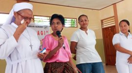 Sisilia Fina sedang menceritakan kisah hidupnya, Jumat (14/2)