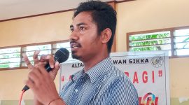 Paulus Langu sedang menceritakan kisah hidupnya, Jumat (14/2), di Panti Dymphna