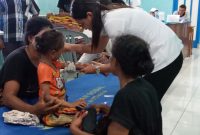 Pasien di RS Santo Gabriel Kewapante tidur di velbed, Senin (17/2)