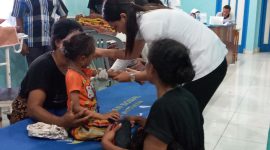 Pasien di RS Santo Gabriel Kewapante tidur di velbed, Senin (17/2)