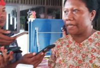 Alfonsa Horeng memberikan keterangan kepada wartawan di Mapolres Sikka, Rabu (19/2)