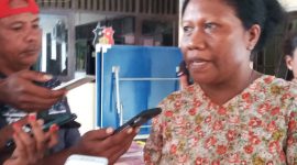 Alfonsa Horeng memberikan keterangan kepada wartawan di Mapolres Sikka, Rabu (19/2)