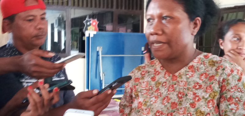 Alfonsa Horeng memberikan keterangan kepada wartawan di Mapolres Sikka, Rabu (19/2)