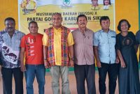 Ketua Golkar Sikka pose bersama Panitia Musda X dan Pengurus Partai Golkar, Kamis (20/2)