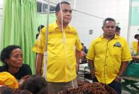 Wakil Ketua Komisi IX Melki Laka Lena mengunjungi pasien DBD di UGD RSUD TC Hillers Maumere, Jumat (21/2) malam