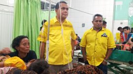 Wakil Ketua Komisi IX Melki Laka Lena mengunjungi pasien DBD di UGD RSUD TC Hillers Maumere, Jumat (21/2) malam