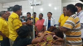 Wakil Ketua Komisi IX Melki Laka Lena mengunjungi RSUD TC Hillers Maumere, Jumat (21/2) malam