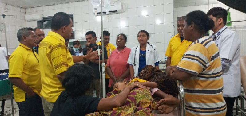 Wakil Ketua Komisi IX Melki Laka Lena mengunjungi RSUD TC Hillers Maumere, Jumat (21/2) malam
