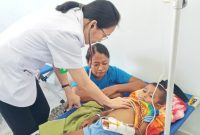 Dokter Lince Holsen sedang memeriksa pasien di ruangan transit, Senin (24/2)