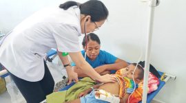 Dokter Lince Holsen sedang memeriksa pasien di ruangan transit, Senin (24/2)