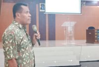 Pelaksana Tugas Kepala Dinas Kabupaten Sikka Petrus Herlemus memaparkan kondisi DBD di Kabupaten Sikka, Senin (24/2)