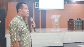 Pelaksana Tugas Kepala Dinas Kabupaten Sikka Petrus Herlemus memaparkan kondisi DBD di Kabupaten Sikka, Senin (24/2)