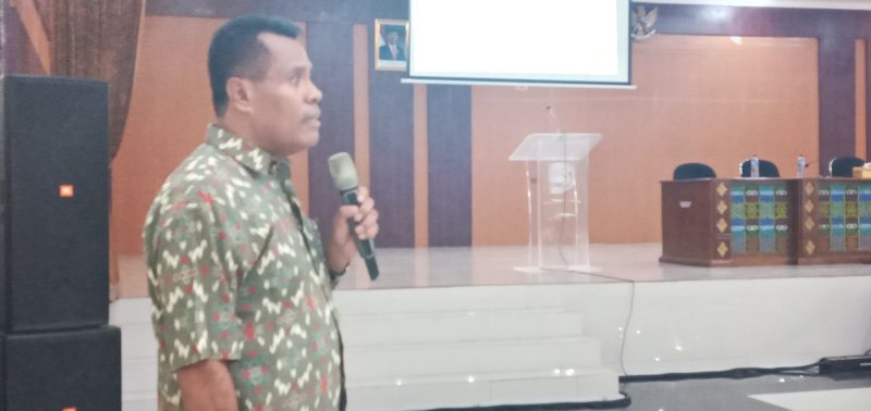 Pelaksana Tugas Kepala Dinas Kabupaten Sikka Petrus Herlemus memaparkan kondisi DBD di Kabupaten Sikka, Senin (24/2)