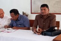 Ketua DPRD Sikka Donatus David bersama Ketua Komisi 3 Alfridus Melanus Aeng dan Praeses Seminari BSB Romo Deodatus Du'u