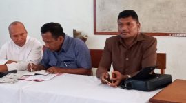 Ketua DPRD Sikka Donatus David bersama Ketua Komisi 3 Alfridus Melanus Aeng dan Praeses Seminari BSB Romo Deodatus Du'u