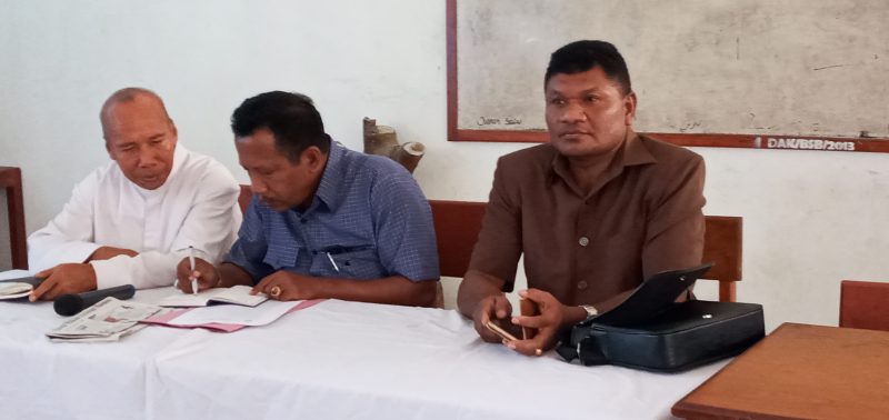 Ketua DPRD Sikka Donatus David bersama Ketua Komisi 3 Alfridus Melanus Aeng dan Praeses Seminari BSB Romo Deodatus Du'u