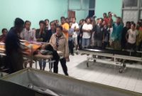 Jasad korban keluar dari kamar jenazah RSUD TC Hillers Maumere, Jumat (28/2) dinihari