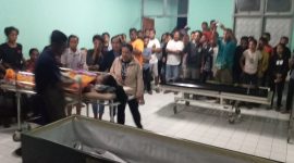 Jasad korban keluar dari kamar jenazah RSUD TC Hillers Maumere, Jumat (28/2) dinihari