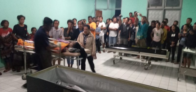 Jasad korban keluar dari kamar jenazah RSUD TC Hillers Maumere, Jumat (28/2) dinihari