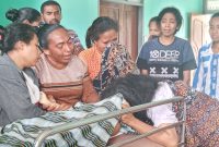 Isak tangis keluarga korban DBD dari Desa Nele Urung di ruang jenazah RSUD TC Hillers Maumere, Sabtu (29/2)