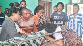 Isak tangis keluarga korban DBD dari Desa Nele Urung di ruang jenazah RSUD TC Hillers Maumere, Sabtu (29/2)