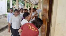 Aparat keamanan dari Polres Sikka sedang memeriksa peserta seleksi sebelum masuk ke ruangan