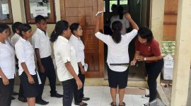 Peserta seleksi CPNS di Sikka sedang diperiksa aparat keamanan sebelum memasuki ruangan seleksi