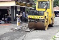 Pemusnahan ratusan knalpot racing di halaman Mapolres Sikka, Senin (3/2)