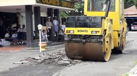 Pemusnahan ratusan knalpot racing di halaman Mapolres Sikka, Senin (3/2)