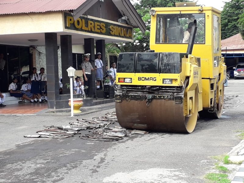 Pemusnahan ratusan knalpot racing di halaman Mapolres Sikka, Senin (3/2)