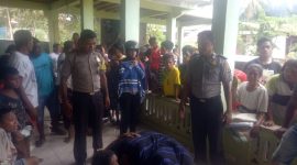 Korban kebakaran (ditutup dengan kain sarung) dibaringkan di teras rumah tetangga, Sabtu (8/2)