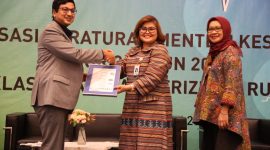 Direktur Perluasan dan Pelayanan Peserta BPJS Kesehatan Andayani Budi Lestari menerima Sertifikasi ISO dari PT SGS Indinesia, Jumat (14/2)