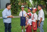 Anggota Komisi 1 DPR RI Andreas Hugo Pareira sedang berbagi cerita dengan sejumlah pelajar