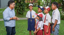 Anggota Komisi 1 DPR RI Andreas Hugo Pareira sedang berbagi cerita dengan sejumlah pelajar