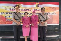 Mantan Kapolres Sikka AKBP Rickson Situmorang pose bersama Kapolres Sikka AKBP Sajimin, usai serah terima jabatan, Selasa (18/2)