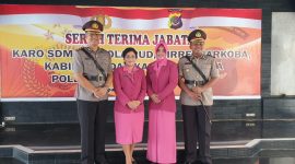 Mantan Kapolres Sikka AKBP Rickson Situmorang pose bersama Kapolres Sikka AKBP Sajimin, usai serah terima jabatan, Selasa (18/2)