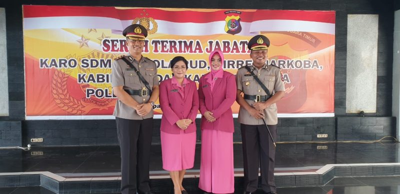 Mantan Kapolres Sikka AKBP Rickson Situmorang pose bersama Kapolres Sikka AKBP Sajimin, usai serah terima jabatan, Selasa (18/2)