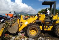 Alat berat sedang membersihkan sampah di Pasar Alok Maumere, Selasa (18/2)