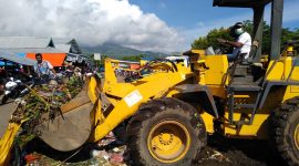 Alat berat sedang membersihkan sampah di Pasar Alok Maumere, Selasa (18/2)